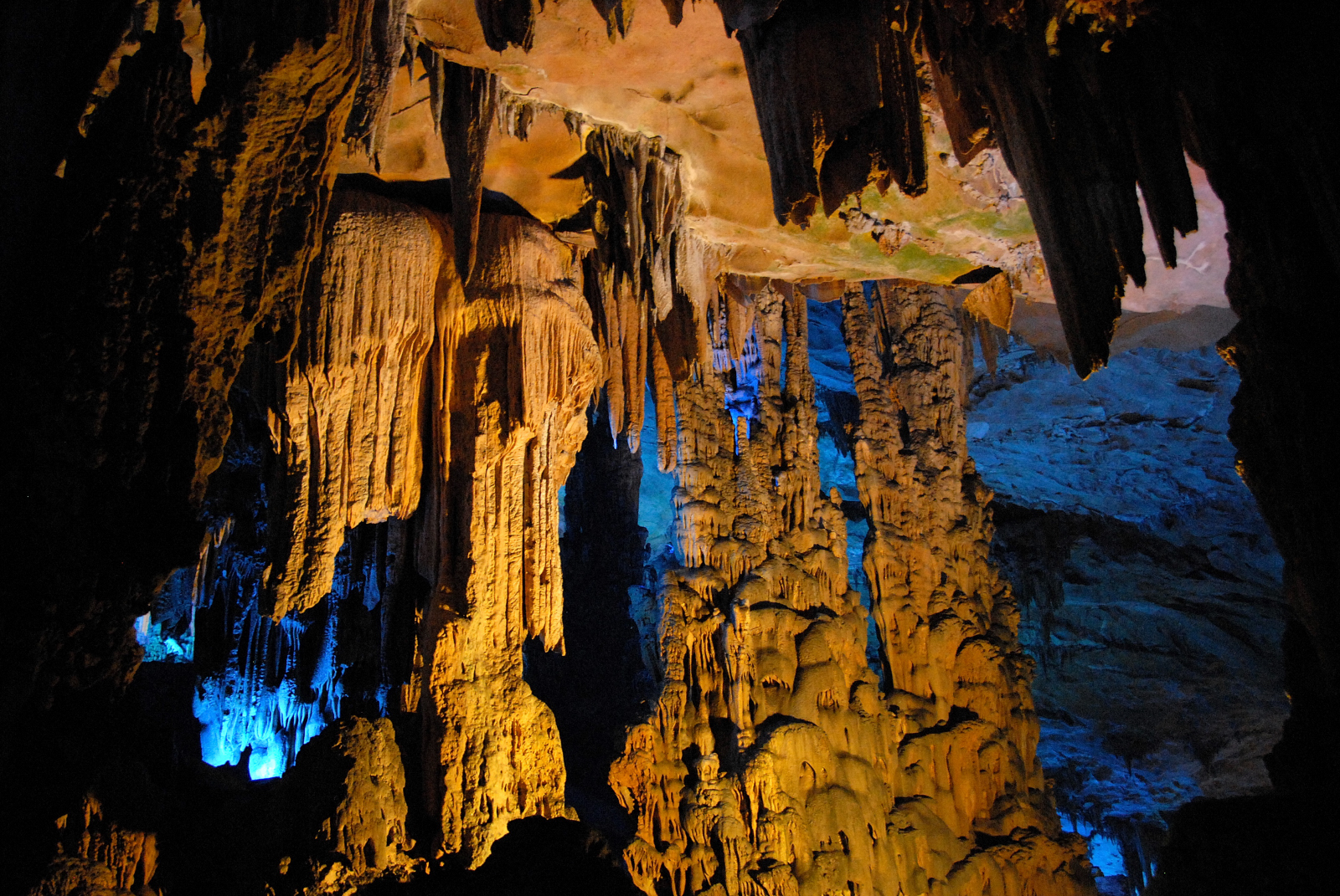 芦笛岩 英英释义 reed flute cave lake inside the cave, with