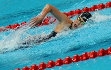 周丽莉勇夺800米自由泳冠军